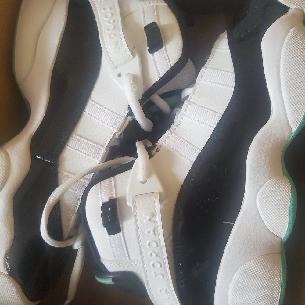 Tennis shoes